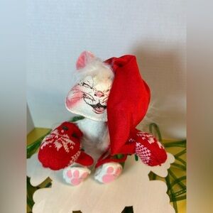 Vintage 1984 Annalee laughing kitten in mittens.
